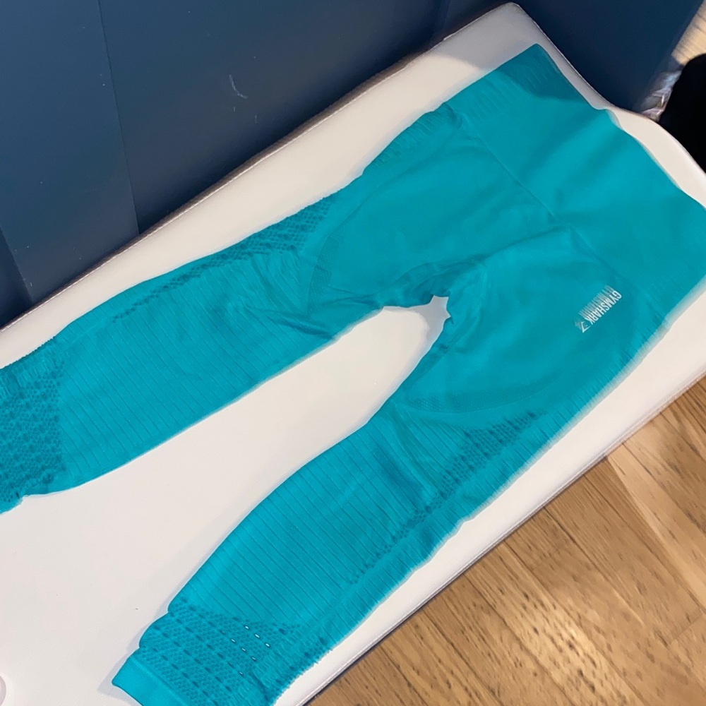 Women’s Gymshark Cropped Aqua/Teal‎ Leggings w/perforation detail